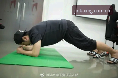 亚星娱乐2025官网入口怎么下载 深夜刷赛事消息,用户吴芳打开亚星体育平台,正准备看看泰国队赛前准备得怎么样。页面加载顺畅,比预期快得多。她注意到一条推送——泰国媒体《暹罗体育》的赛前简报。她点了进去,发现信息量不小。裁判团来自韩国,全场启用VAR,甚至界外球限时5秒的新规也写进了比赛手册。这种细节,在常规新闻里很难一次看全。吴芳后来跟我说:“就像看一场比赛前先拿到技术手册,心里有数,看到判罚也能自己判断。”她觉得亚星平台的内容组织方式帮她把碎片信息浓缩成了可操作的解读。